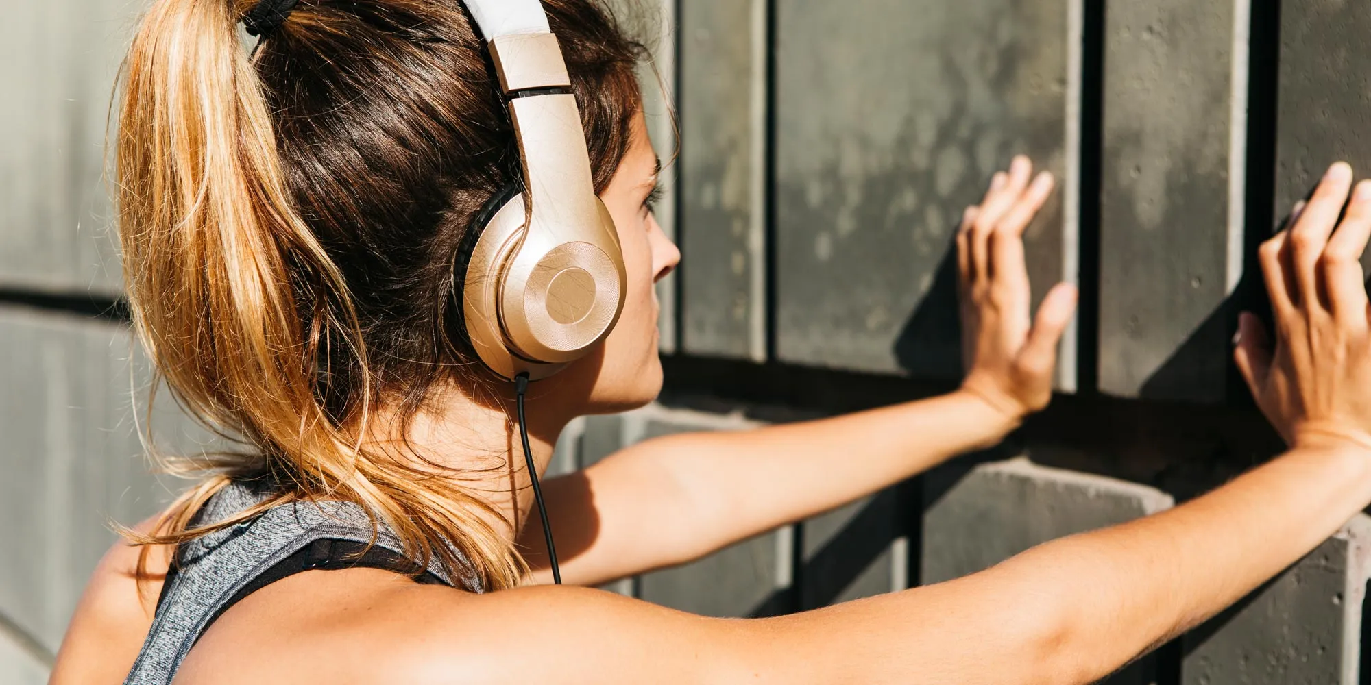 Supplementary tonal band reinforcing calm playback